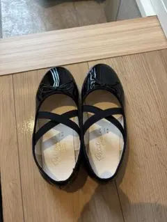ブラックバレエシューズ クロスストラップ リボン付き