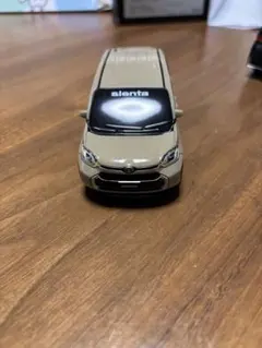 sienta ミニカー ベージュ