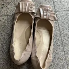 リボン付きベージュ　パンプス25.0 EE