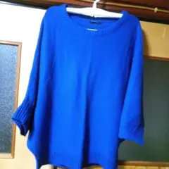 濃い青の長袖ニットセーター