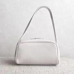 ホワイトのハーフショルダーバッグ
