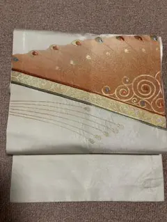 1027② 名古屋帯　金通し織り地に金泥、刺繍　孔雀の羽