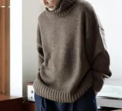 オーバーサイズブラウンタートルネックニット