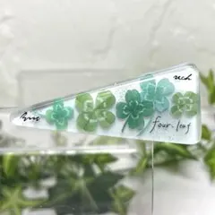 ヘアクリップ　四つ葉のクローバー三角　レジンハンドメイドヘアアクセサリー