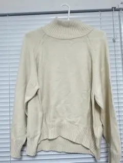 クリーム色 アイボリー色 タートルネックニット 長袖
