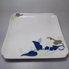 花と葉のデザインの四角い皿　縦横約２２cm　昭和レトロ
