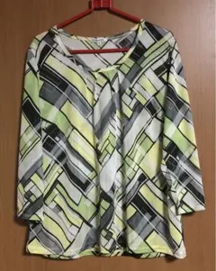 幾何学模様の七分袖カットソー