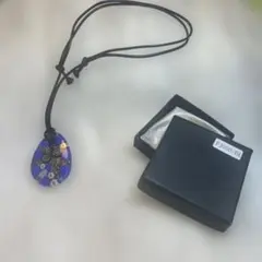 青いガラスのペンダントネックレス