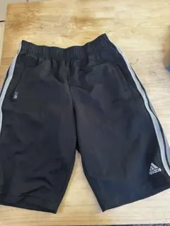adidas ブラックハーフパンツ
