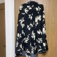 フレアスカート 黒と白の花柄