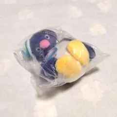 タキシードサム✕ピングー　ぬいぐるみマスコットガチャ　おすわりピングー