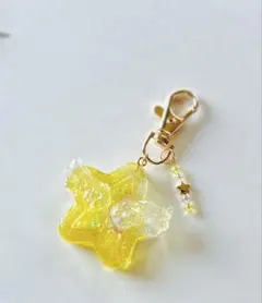 ハンドメイド　シャカシャカ　シェイカー　キーホルダー　スター　羽　イエロー