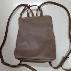アトランタのライトグレー　レザーリュック