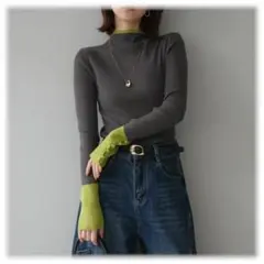 袖ボタンハイネック配色リブニットトップス/チャコール　lumier