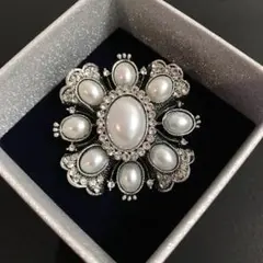 アンティーク風　ヴィンテージ調　パールブローチ