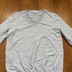 ユニクロ 薄いグレー Vネック長袖ニット
