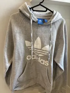 adidas グレー フード付きパーカー Mサイズ