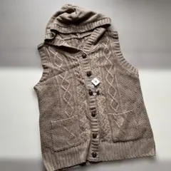 フード付きベージュニットベスト