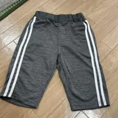 グレー ハーフパンツ 白いストライプ