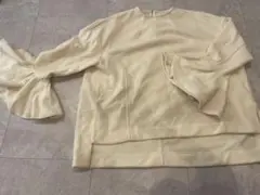 Acka フレアスリーブ ニット トップス クリーム