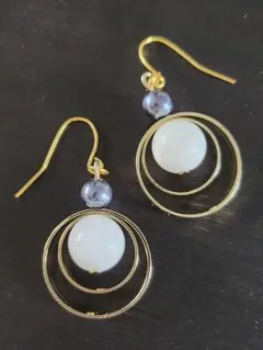 ホワイト 天然石風ビーズ円形フックピアス