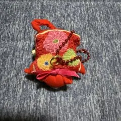 赤い花柄刺繍の動物型ストラップ