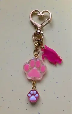 猫ちゃんと 肉球チャーム・レジンキーホルダー