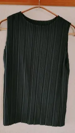 ユニクロ プリーツ ノースリーブ トップス