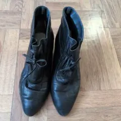 黒いショートブーツ