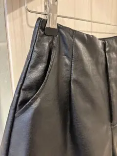 ブラック 合成皮革 ショートパンツ