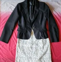 黒ジャケットとレーススカートのセット