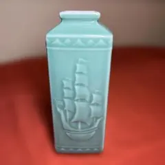 深川製磁「青磁帆船彫角形花瓶」