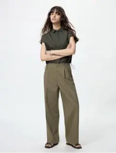 ユニクロ　タックワイドパンツ オリーブ