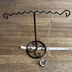 ブラック金属製アクセサリースタンド とペンダント