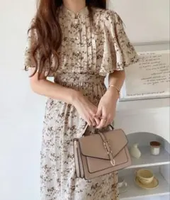 mily bilet　大人かわいいを咲かせる。花柄フレア袖ワンピース　ベージュ