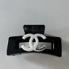 CHANEL ヘアクリップ 黒 ロゴ入り