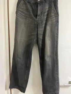 グレー ストレートレッグ デニムパンツ