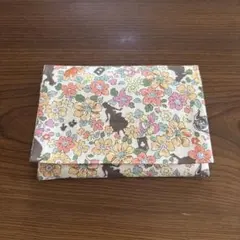 ③ ふた付きポケットティッシュケース 不思議の国のアリス　花柄生地