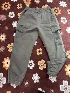 ユニクロカーゴパンツ オリーブグリーン 150サイズ