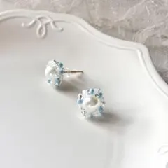 ハンドメイドピアス　パール　水色　ビーズ　一粒　華奢　小ぶり　かわいい
