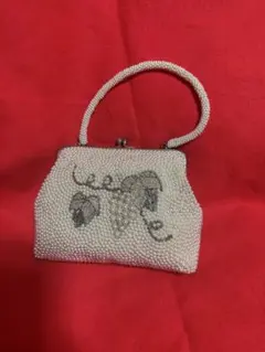 ヴィンテージvintage白系ビーズ葡萄柄のがま口のハンドバック(年数経過品)