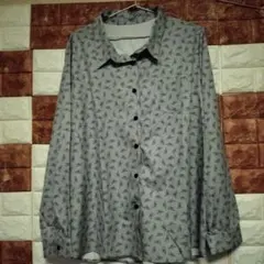 薄いブルー花柄長袖シャツ