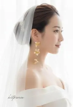 華やかウエディング 艶 ゴールド フラワー 大ぶり ピアス サージカルステンレス