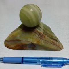 オニキス　グリーン系 台座と球体の飾り物