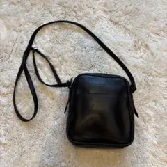 CARVEN レザー ショルダーバッグ ブラック　コンパクト　ショルダー調整のサムネイル