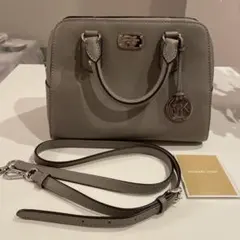 MICHAEL KORS ★グレー ショルダーバッグシンプル素敵チャーム付き☀︎