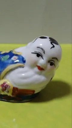 【ヴィンテージ】中国　陶磁器　童子枕人形 　箸置き(又はミニチュア飾り物）