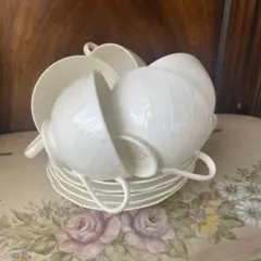 【新品】ノリタケ　レース模様のエンボス加工　白いカップ&ソーサー5客セット