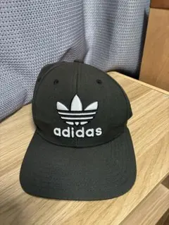 adidas ブラックキャップ スナップバック