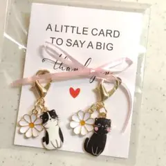 猫チャーム 花モチーフ 猫キーホルダー黒ネコ 黒白ねこ